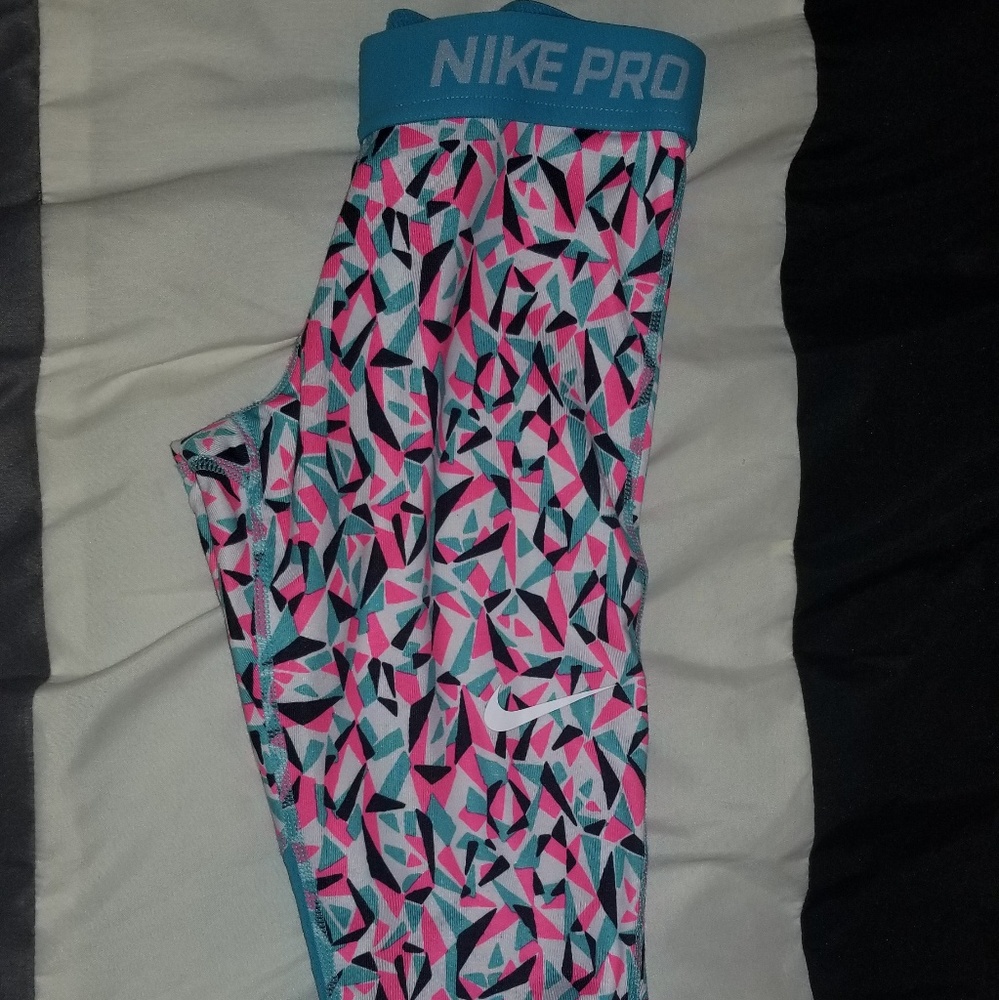 NWOT kids size small Nike pro capris